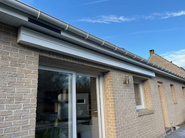 Pose d'un store de terrasse à LOON PLAGE