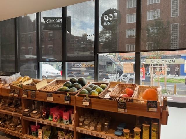 Installation de stores enrouleurs dans un magasin à Lille