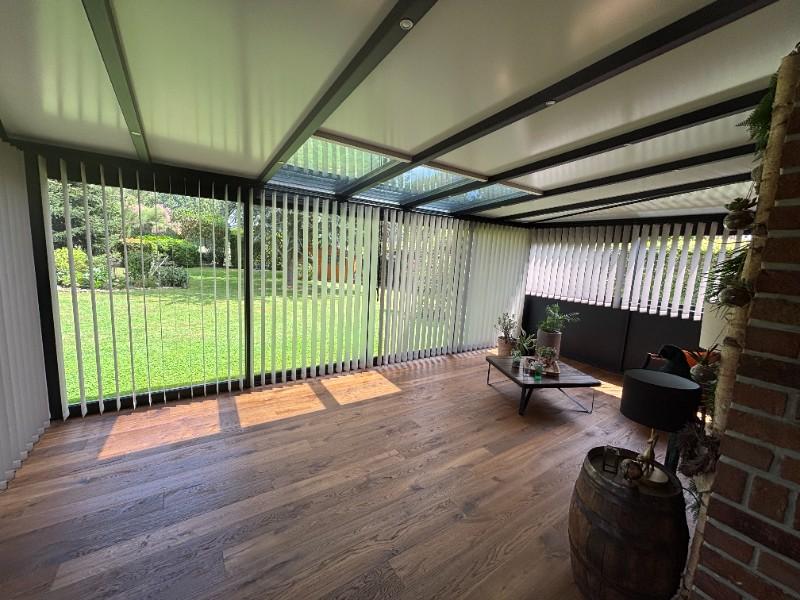 Pose de stores à bandes verticales dans une véranda à ST AMAND LES EAUX