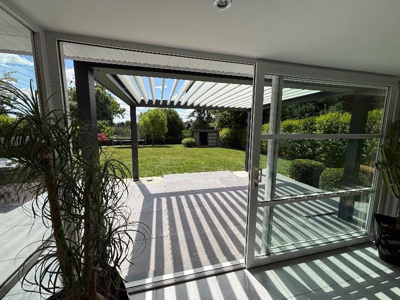 Une pergola bioclimatique installée à Eecke : un nouvel espace de vie extérieur