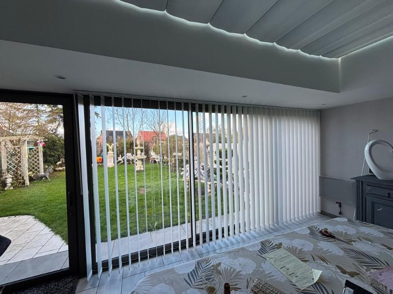 Installation d'un store sur puit de lumière et un stores à bandes verticales à ESTAIRES