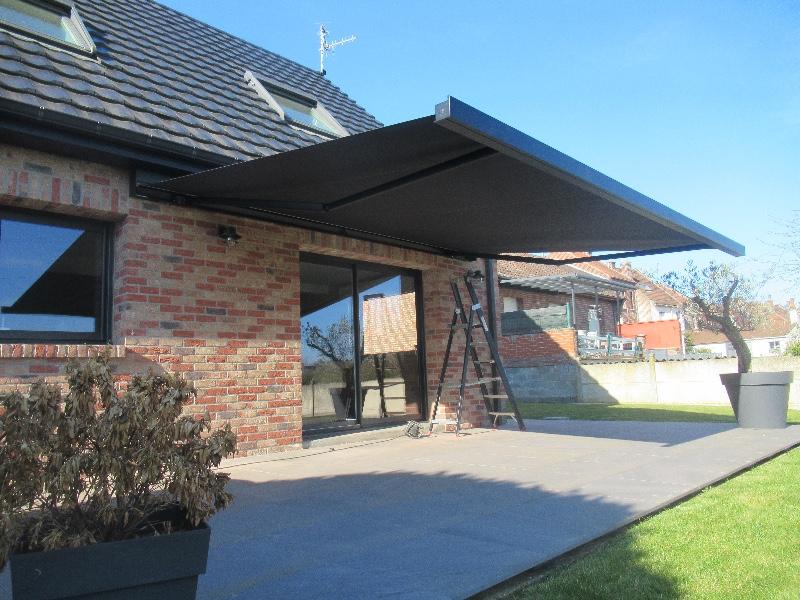 Un store banne installé à Douai : une terrasse protégée avec style