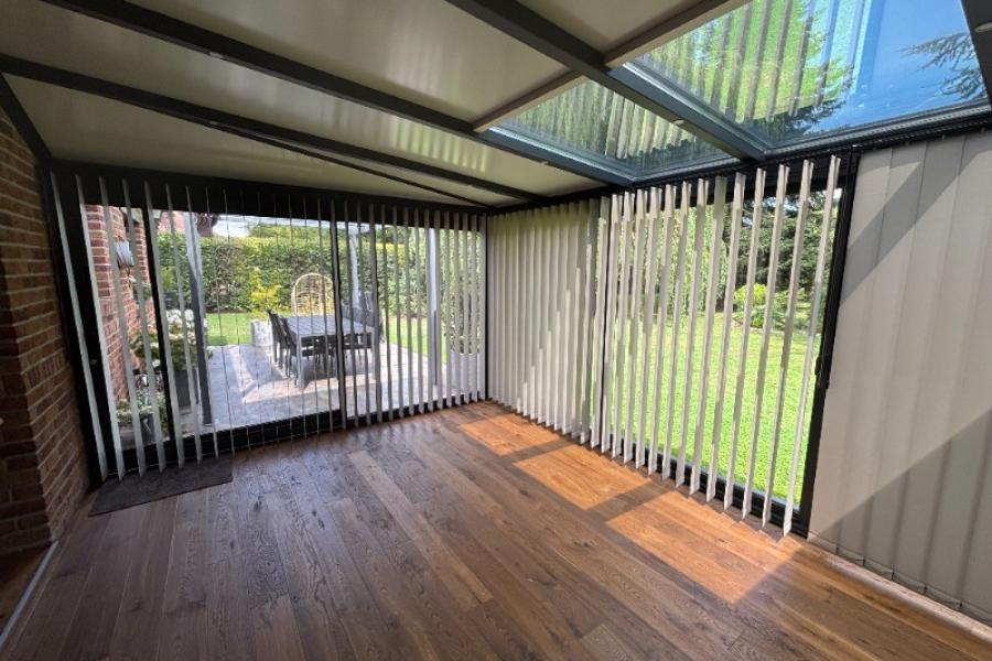 Pose de stores à bandes verticales dans une véranda à ST AMAND LES EAUX Pose de stores à bandes verticales dans une véranda à ST AMAND LES EAUX