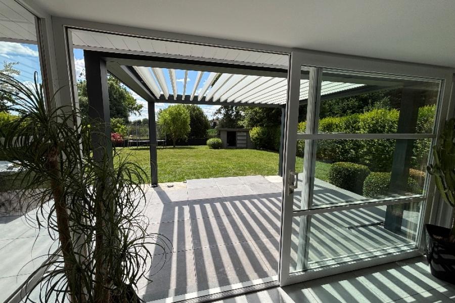 Une pergola bioclimatique installée à Eecke : un nouvel espace de vie extérieur