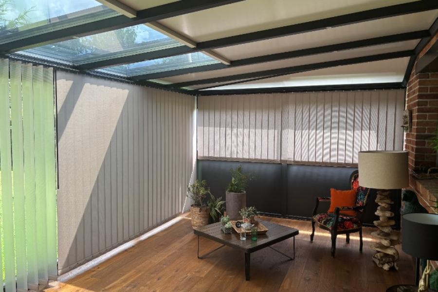 Pose de stores à bandes verticales dans une véranda à ST AMAND LES EAUX Pose de stores à bandes verticales dans une véranda à ST AMAND LES EAUX