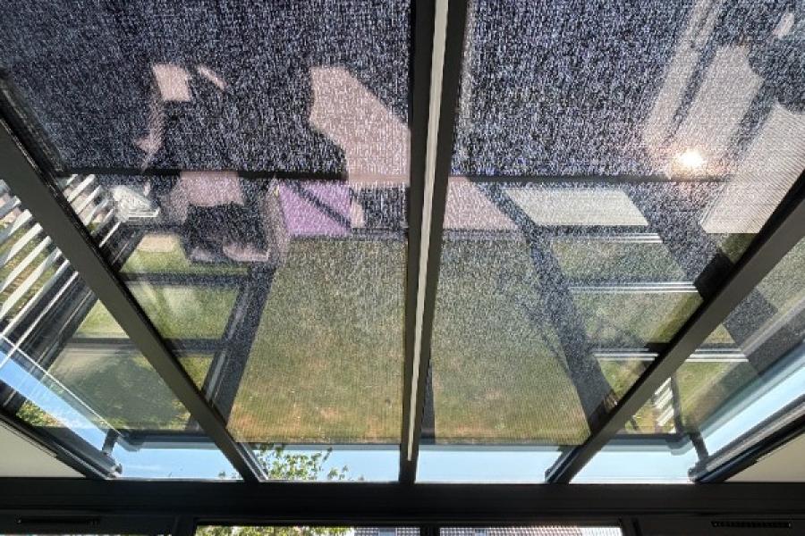 Installation d'un store de toiture de véranda et de deux moustiquaires à UXEM