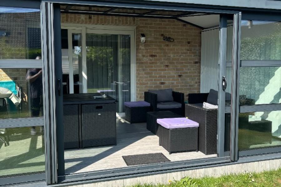 Installation d'un store de toiture de véranda et de deux moustiquaires à UXEM