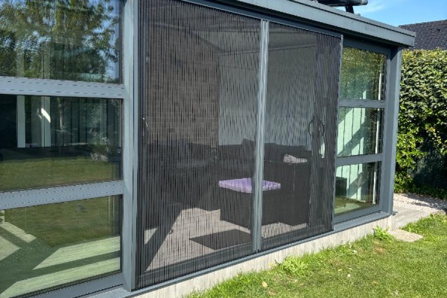 Installation d'un store de toiture de véranda et de deux moustiquaires à UXEM