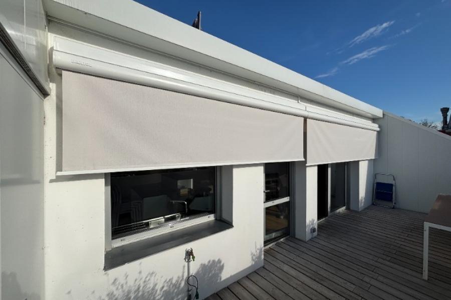 Pose de deux stores de terrasse avec lambrequin à Lille