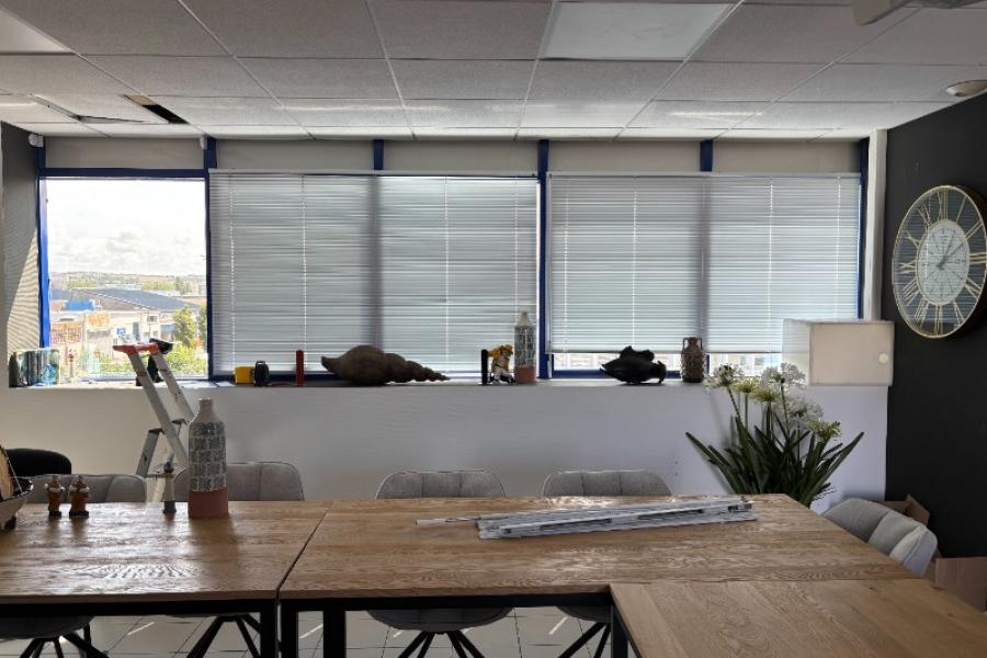 Installation de stores enrouleurs et de stores vénitiens dans des bureaux à Boulogne sur mer  
