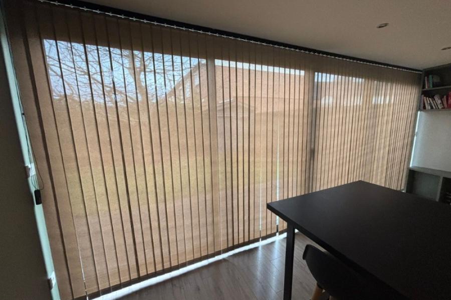 Installation d'un Store à bandes verticales à HEM Installation d'un Store à bandes verticales à HEM