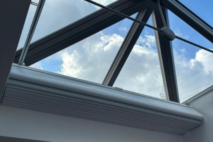 Installation d'un store sur puit de lumière et un stores à bandes verticales à ESTAIRES