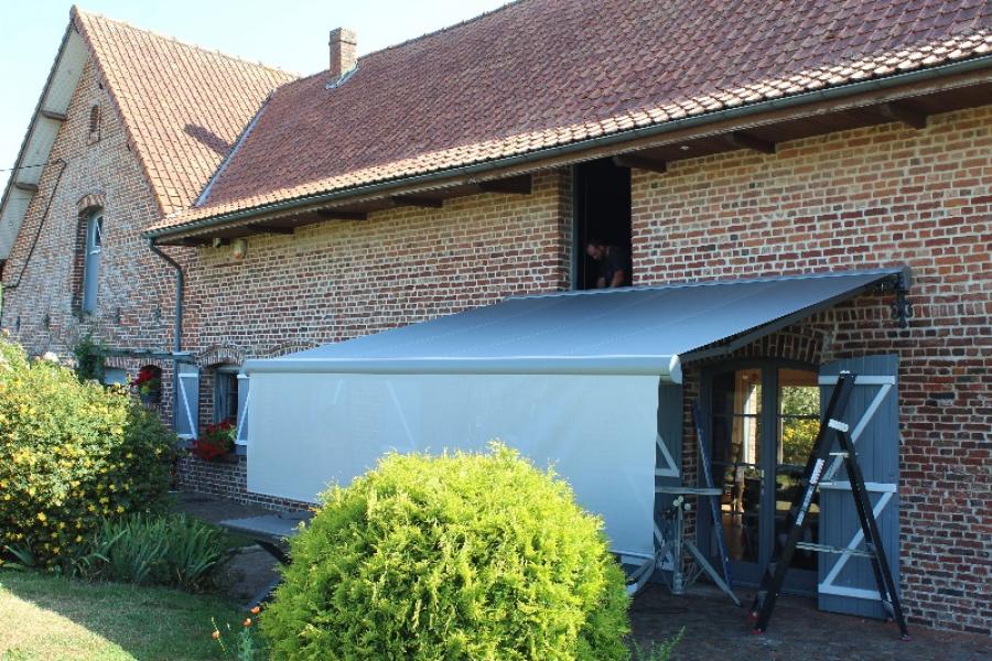 Une terrasse métamorphosée : retour sur la pose d’un store banne à Steenwerck