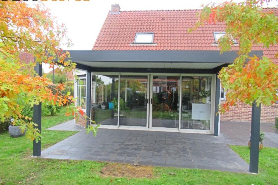 POSE D'UNE PERGOLA BIOCLIMATIQUE À BAILLEUL DANS LES HAUTS DE FRANCE