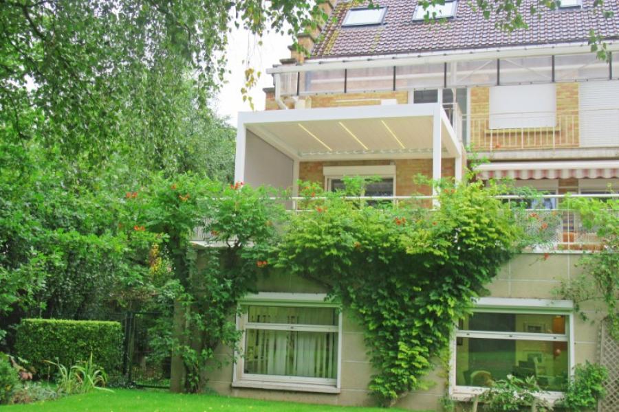 POSE D'UNE PERGOLA BIOCLIMATIQUE À BAILLEUL DANS LES HAUTS DE FRANCE