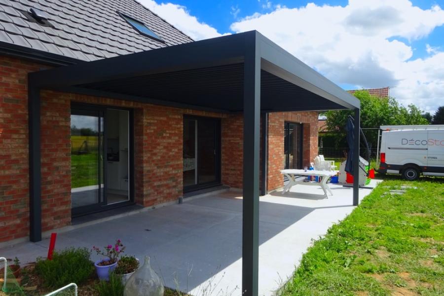 POSE D'UNE PERGOLA BIOCLIMATIQUE À TEMPLEMARS 