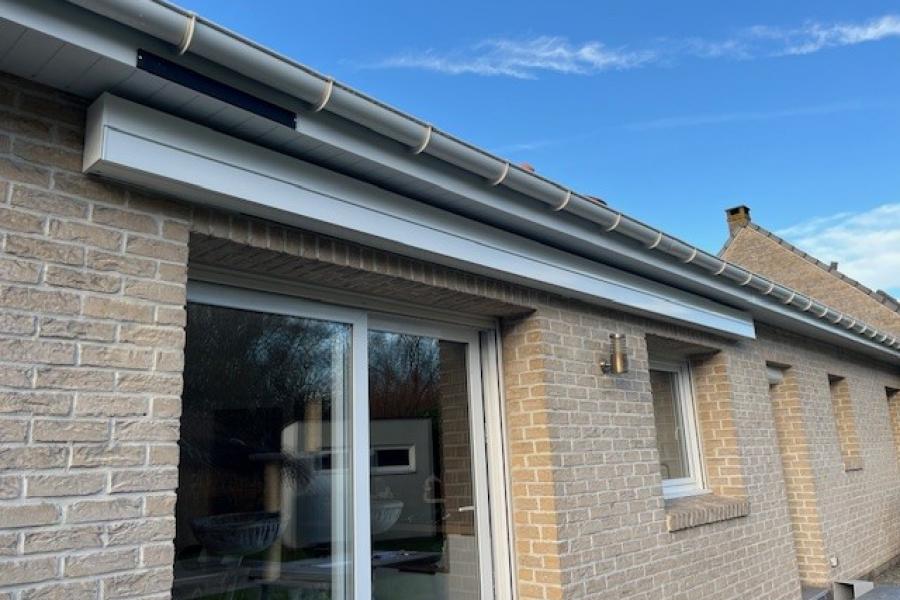 Pose d'un store de terrasse à LOON PLAGE