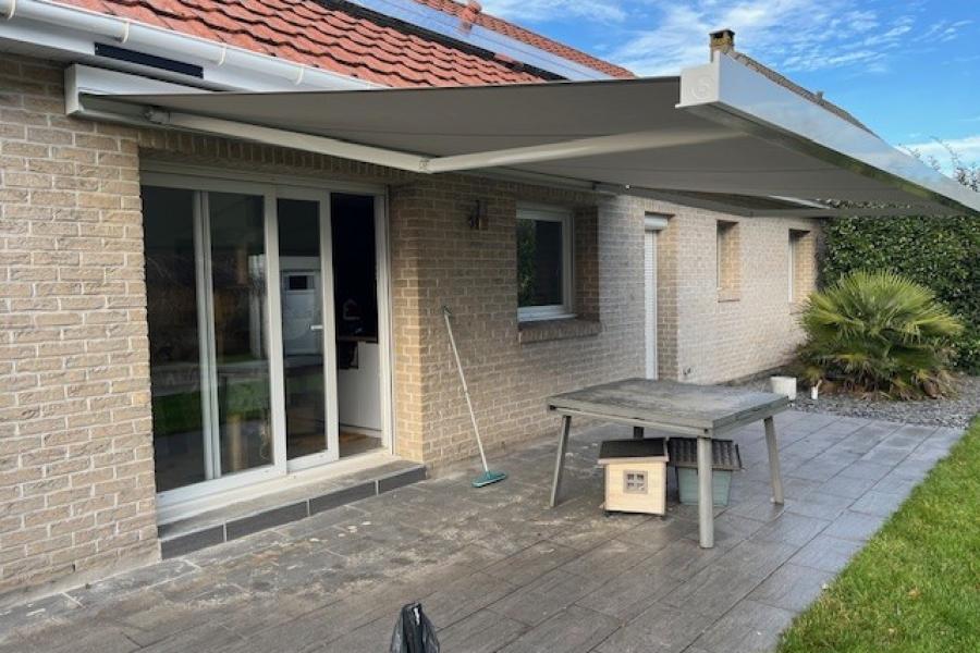 Pose d'un store de terrasse à LOON PLAGE