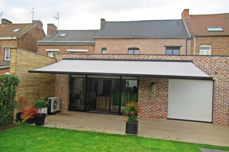 POSE D'UN STORE DE TERRASSE À HAZEBROUCK DANS LES HAUTS-DE-FRANCE