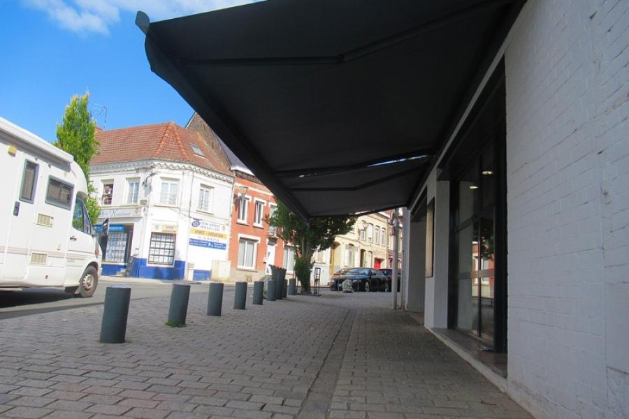 POSE D'UN STORE DE TERRASSE À STEENVOORDE AU FLEURS DU NUMÉRO 4