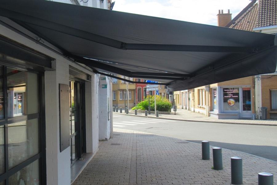 POSE D'UN STORE DE TERRASSE À STEENVOORDE AU FLEURS DU NUMÉRO 4