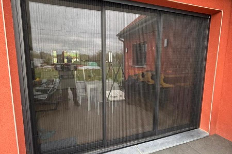 Installation d'une moustiquaire à ODOMEZ Installation d'une moustiquaire à ODOMEZ