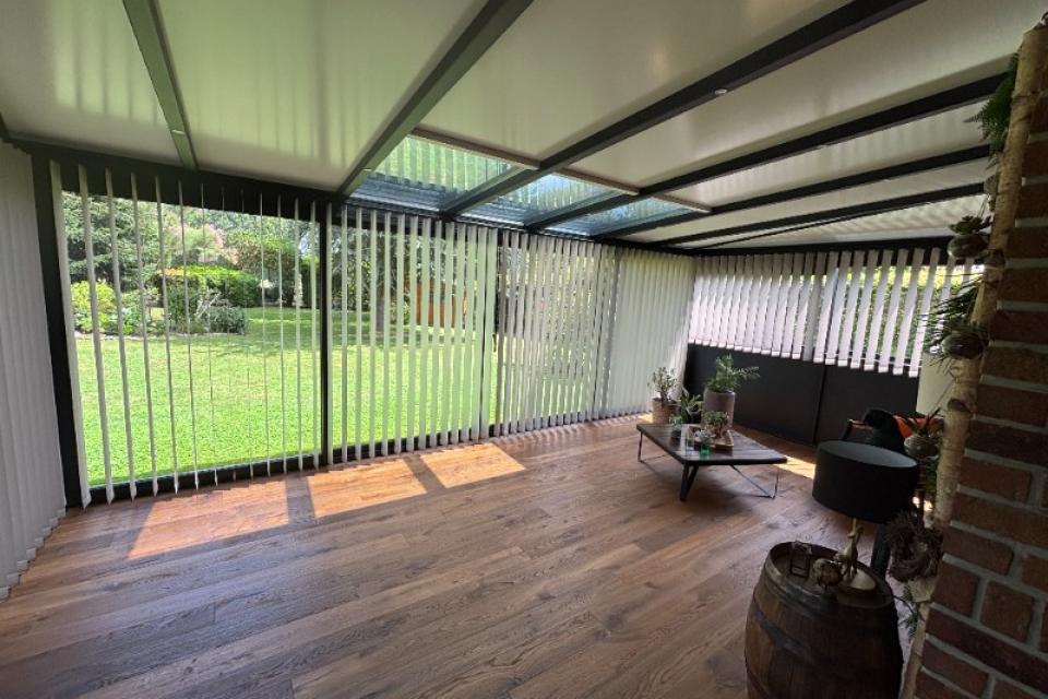 Pose de stores à bandes verticales dans une véranda à ST AMAND LES EAUX