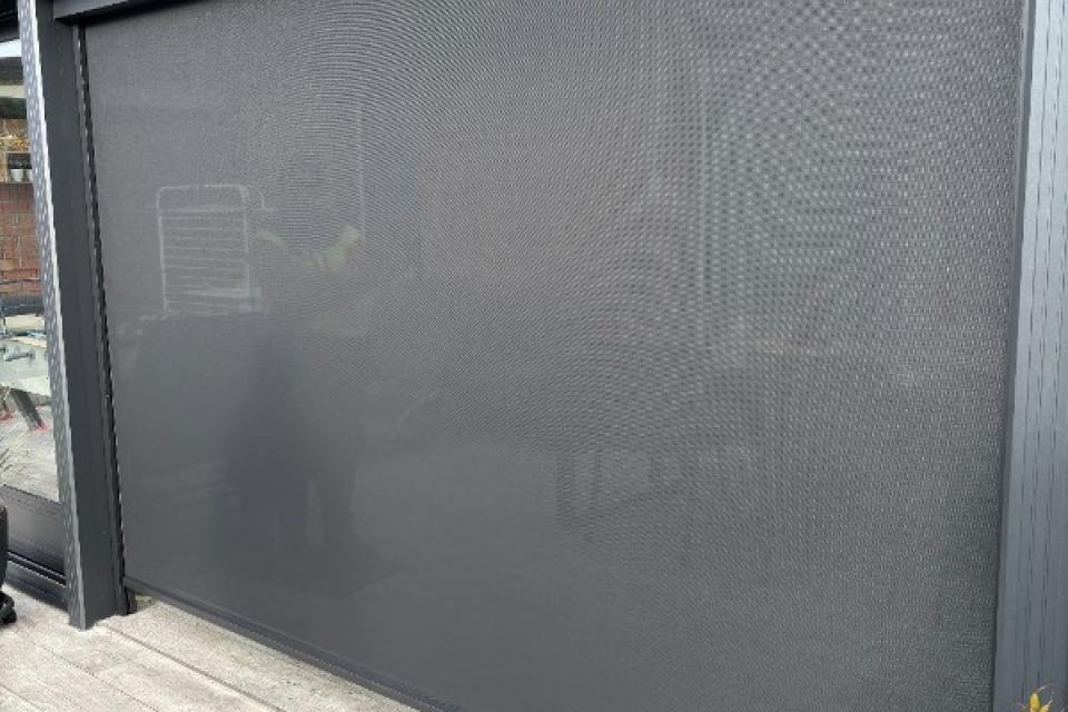 Pose d'un store de toiture de véranda et d'un store screen à Steenwerck Pose d'un store de toiture de véranda et d'un store screen à Steenwerck