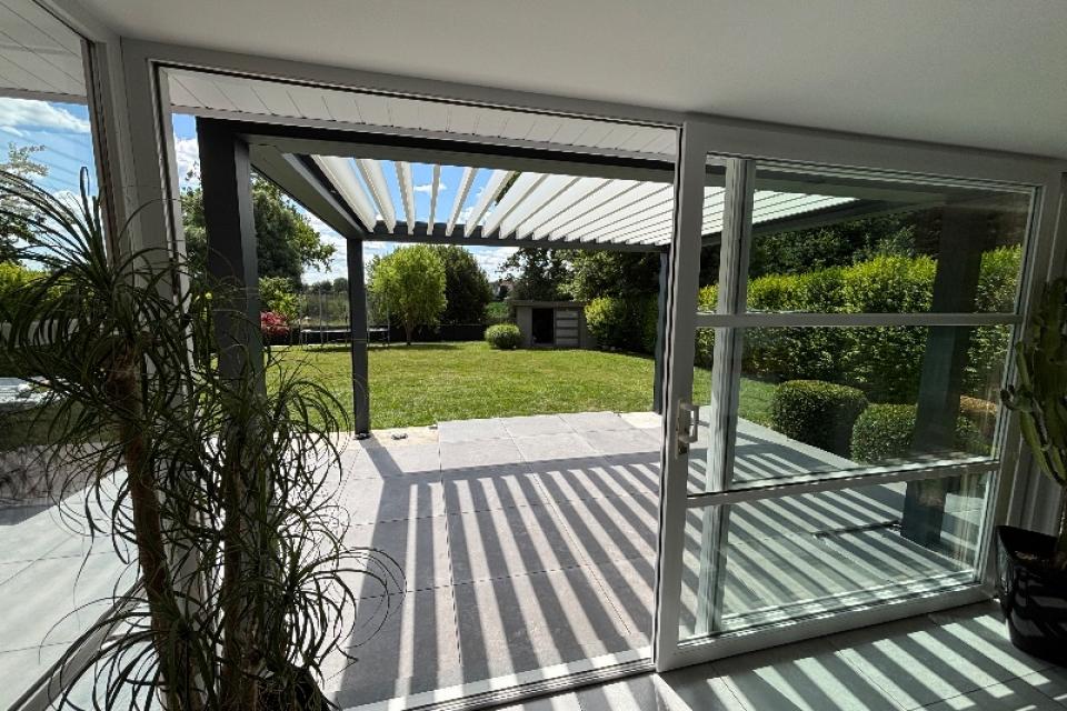 Une pergola bioclimatique installée à Eecke : un nouvel espace de vie extérieur
