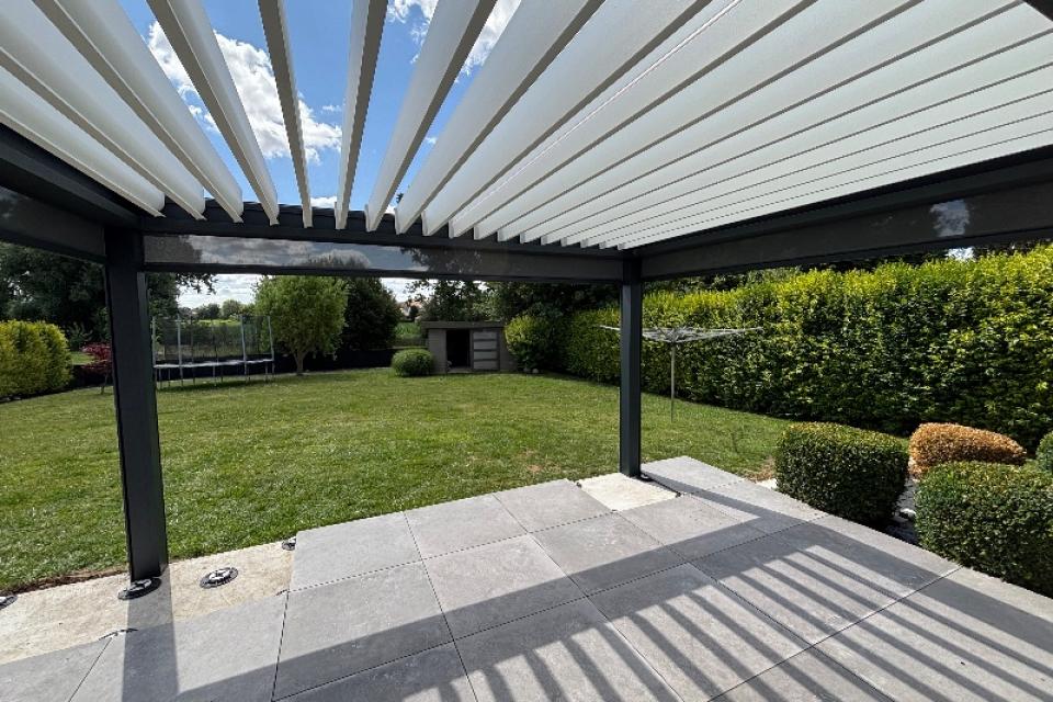 Pose d’une pergola bioclimatique à Eecke pour un été au climat parfait