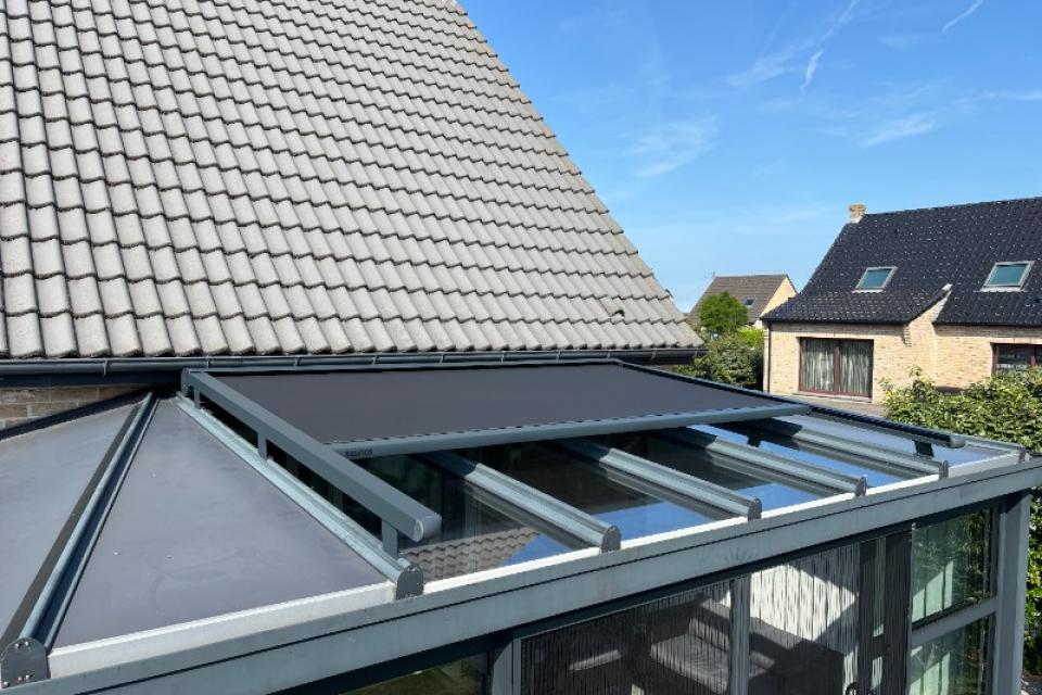 Installation d'un store de toiture de véranda et de deux moustiquaires à UXEM