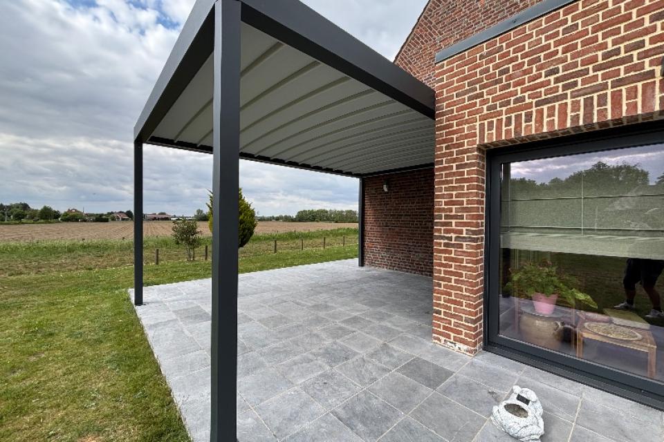 Une pergola FLY installée à Prémesques – Confort et design au rendez-vous