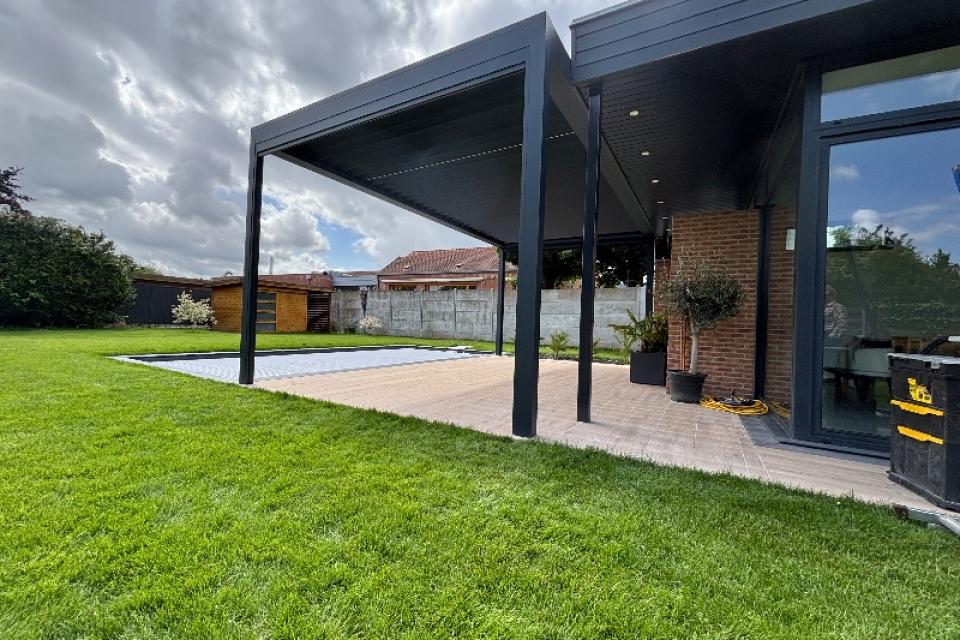 Pose d’une pergola bioclimatique à Gondecourt