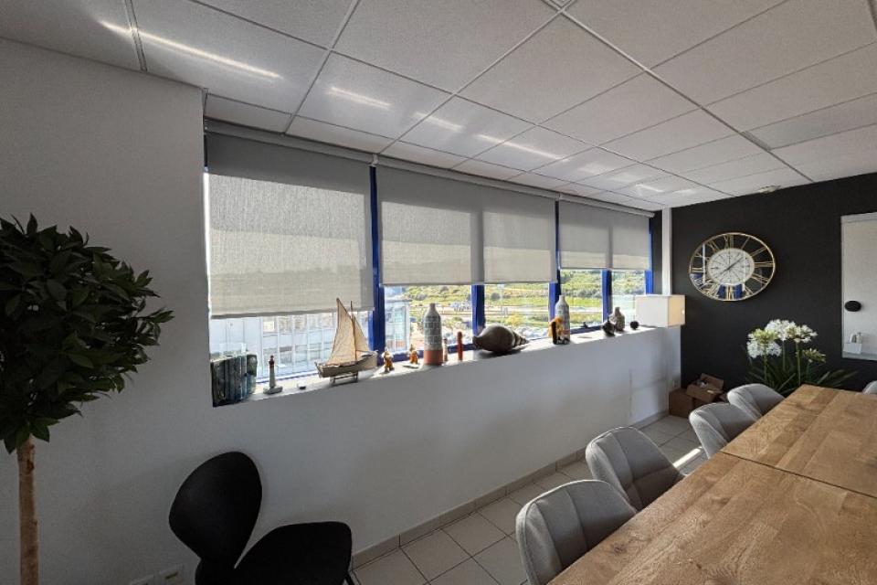 Installation de stores enrouleurs et de stores vénitiens dans des bureaux à Boulogne sur mer  