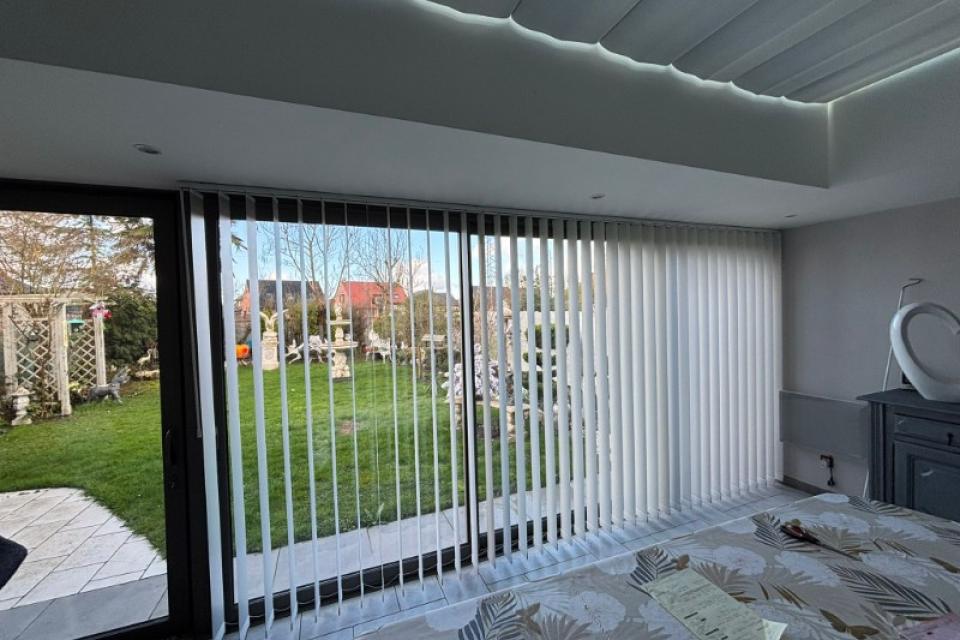 Installation d'un store sur puit de lumière et un stores à bandes verticales à ESTAIRES