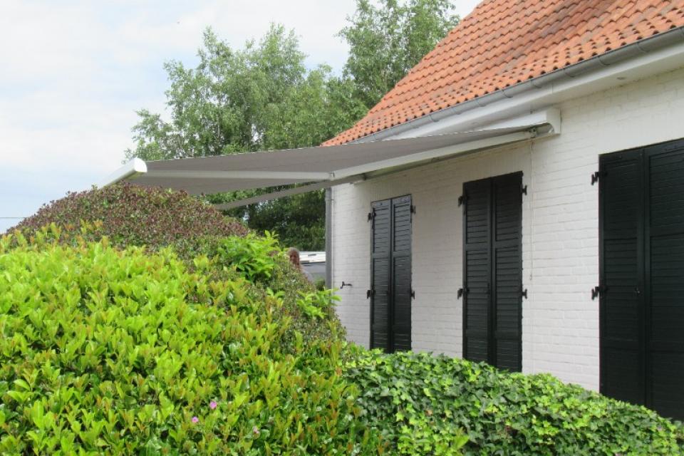 POSE D'UN STORE DE TERRASSE À BOESCHEPE DANS LES HAUTS-DE-FRANCE