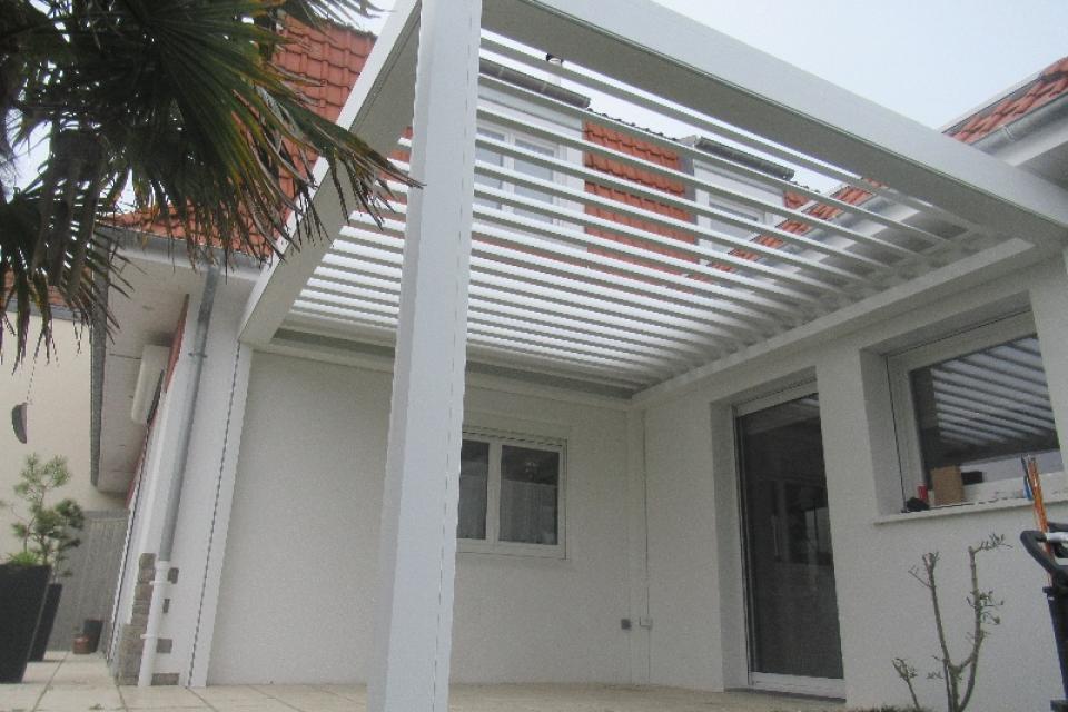 Une pergola bioclimatique pour profiter de l’extérieur à Stella-Plage