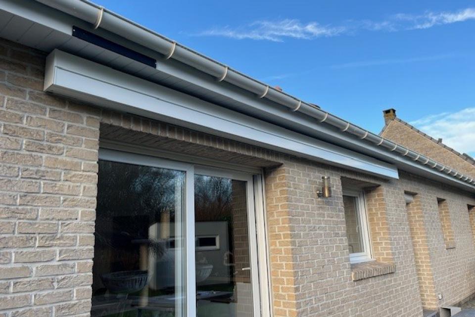 Pose d'un store de terrasse à LOON PLAGE