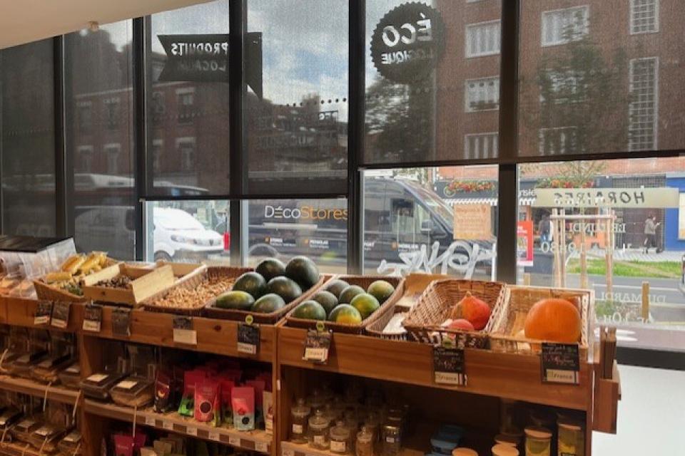 Installation de stores enrouleurs dans un magasin à Lille