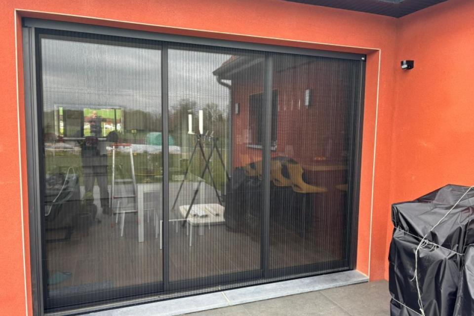 Installation d'une moustiquaire à ODOMEZ